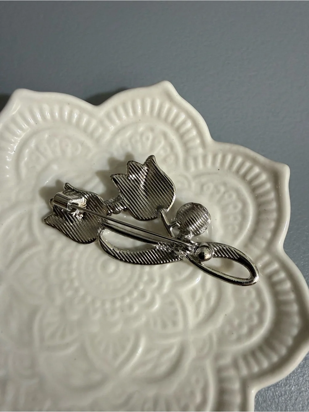 silver-toned tulip brooch rhinestones white imitation pearl Women’s accessories